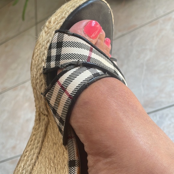 Authentic Burberry Wedges. - Picture 2 of 16